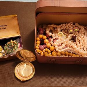 Elegant Pearl and Bead Necklace